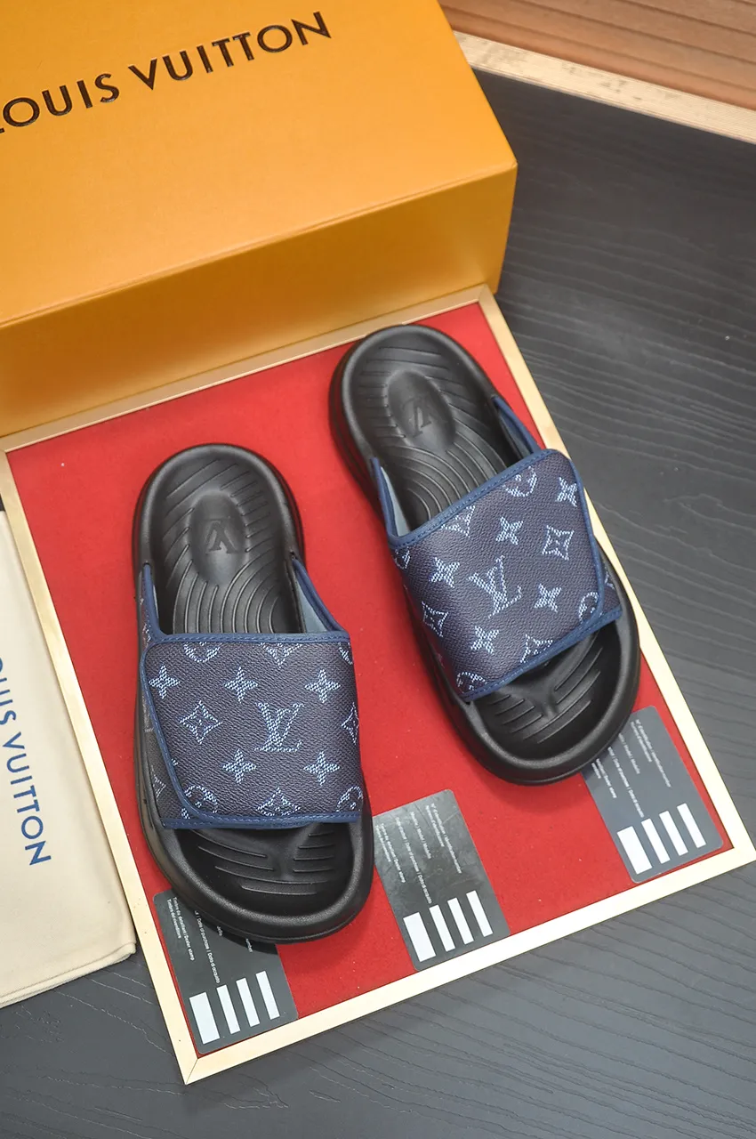 Men's men's shoes 💰340💶 [Louis Vuitton LV slippers] (high-end cowhide) counter 1:1 fashion style, a must-have for summer! The designer used LV’s iconic outsole. The original simple slippers instantly become fashionable! The upper is made of flexible special cowhide leather straps alternately, and the workmanship is exquisite! A must-have for stylish men in summer, size 38-45 (45 customized)